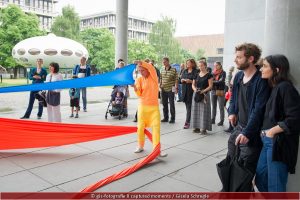 Die Freiflächen als „Tanzboden“. Das interkulturelle Tanzprojekt „Over x Over“ mit Moro Craemer vor der Pinakothek der Moderne