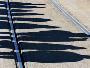 Menschenschatten auf Gleisen
