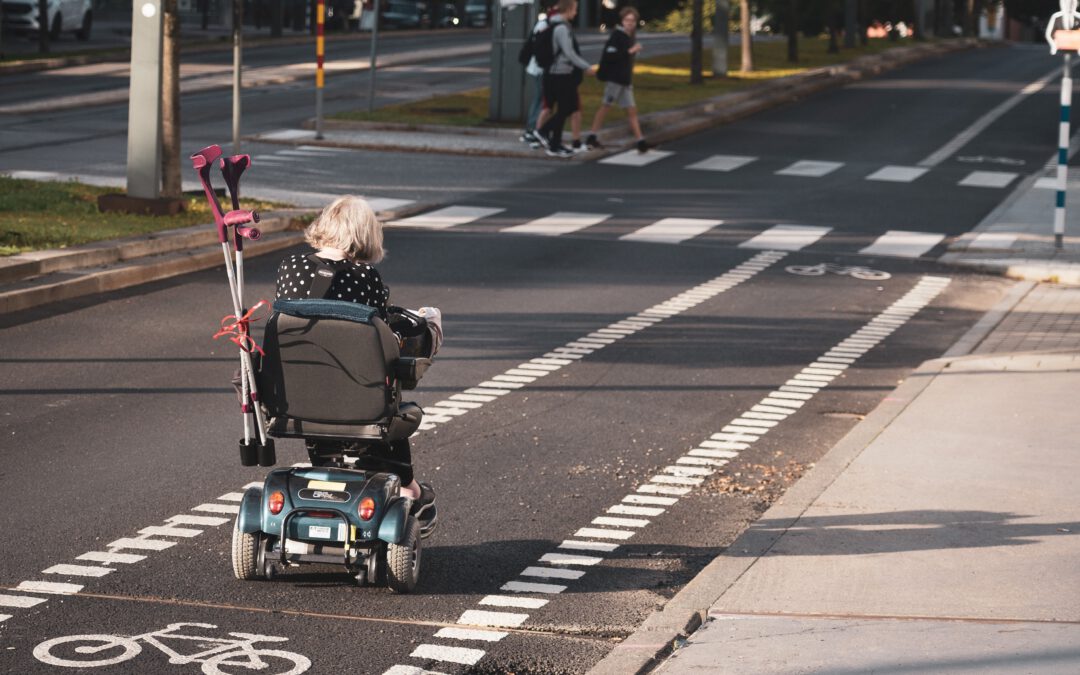 Rollstuhlfahrerin auf dem Radweg