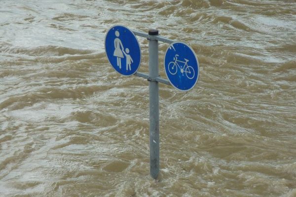 Verkehrschild im Hochwasser