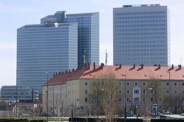 Münchner Wohnhäuser mit den Highlight Towers im Hintergrund