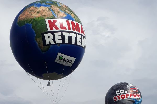Großer Ballon "Klima retten"