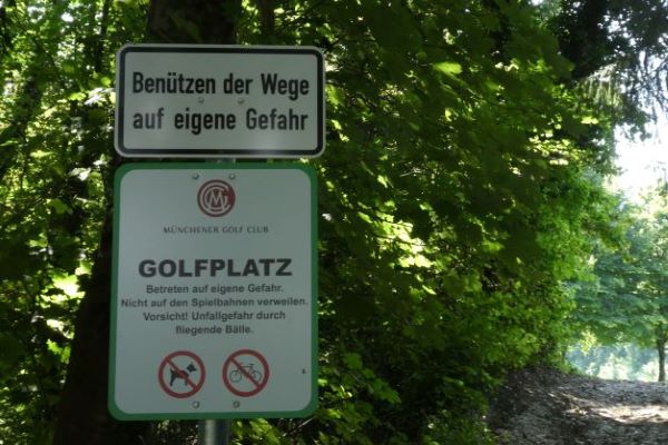 Warnschild am Golfplatz