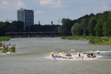 Badende an der Isar
