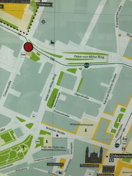 Kartendarstellung auf Infosäule vor der Landesbank/ Nordeingang im Bereich Gabelsberger-/Türkenstraße