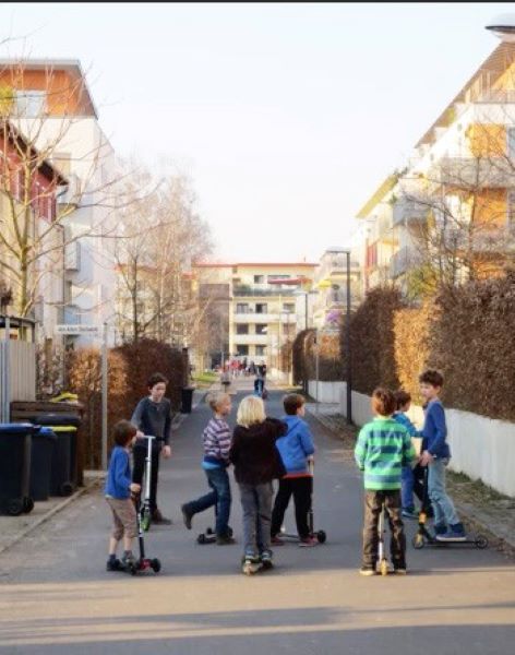 Stellwerk60 in Köln: hier können Kinder unbeschwert auf der Straße spielen