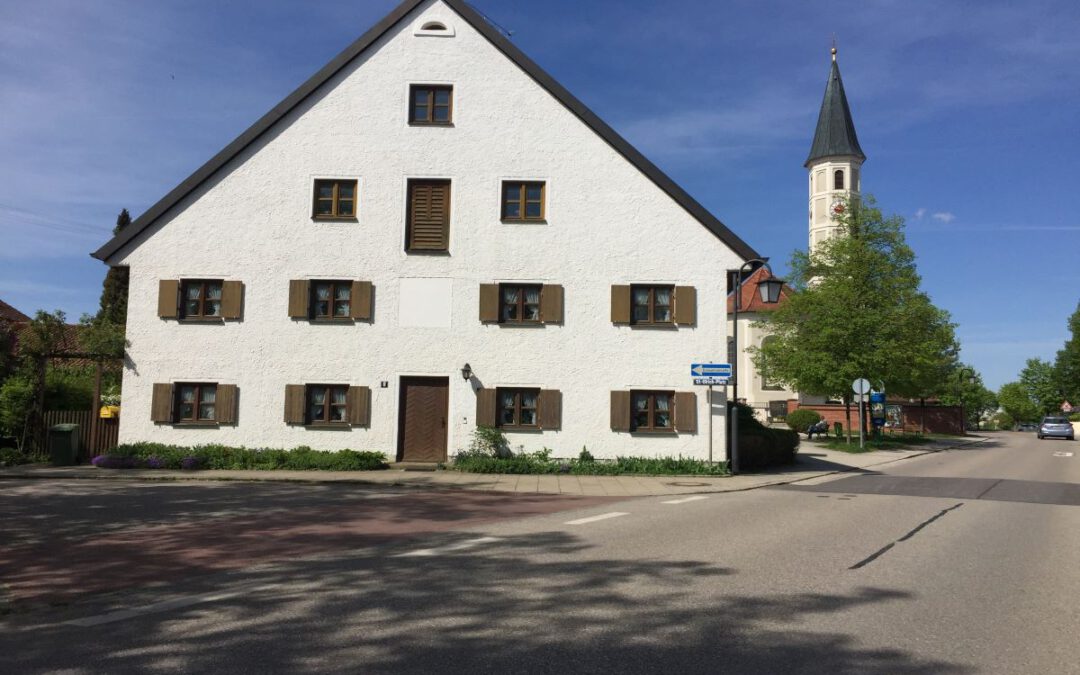 Das Anwesen Mesner/Kotter mit der Kirche St. Ulrich im Hintergrund.