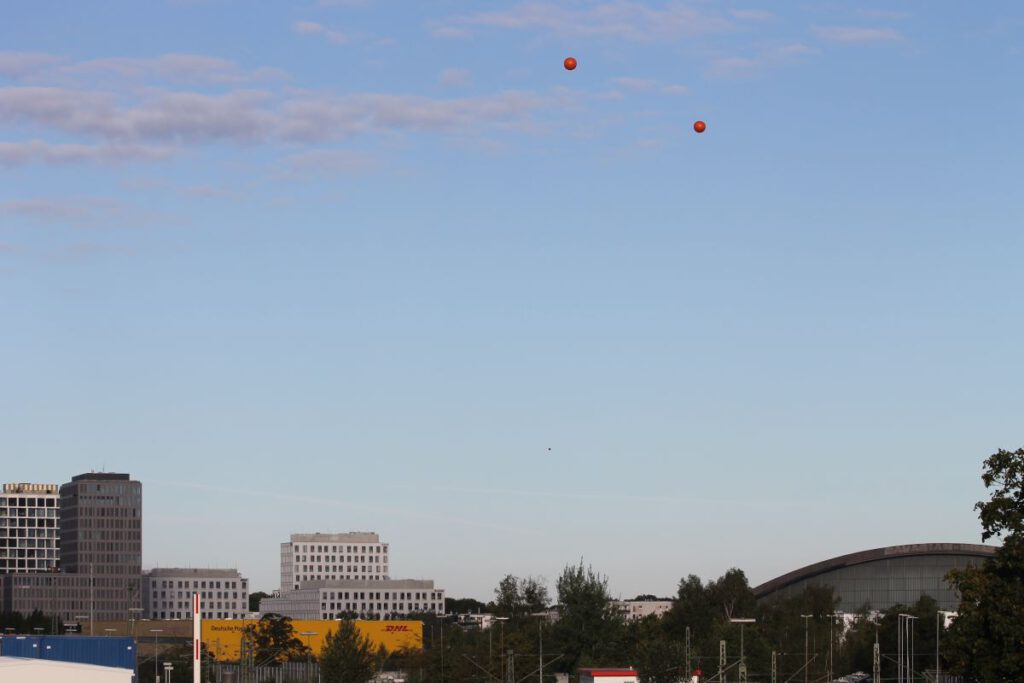 Höhensimulation der geplanten 155m hohen Hochhäuser an der Paketposthalle mittels Ballons am 30.9.2021.