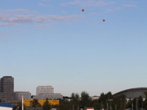 Höhensimulation der geplanten 155m hohen Hochhäuser an der Paketposthalle mittels Ballons am 30.9.2021.