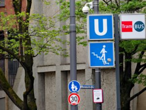 Analyse der Wahlprogramme – Wird darin ein ernsthafter ÖPNV-Ausbau und ein attraktiveres Angebot für Fahrgäste angestrebt? ÖPNV Schilder