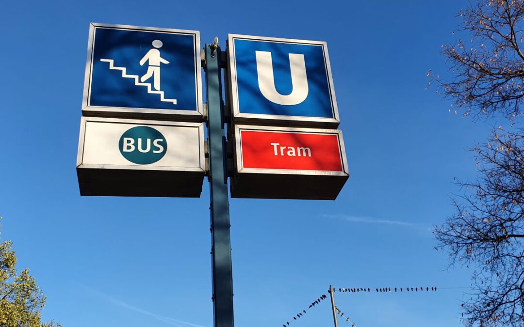 U-Bahn-, Bus-, Tram- und Fußgängerschild