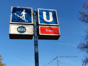 U-Bahn-, Bus-, Tram- und Fußgängerschild