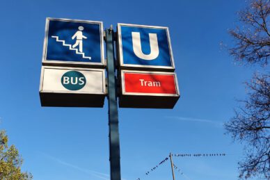U-Bahn-, Bus-, Tram- und Fußgängerschild