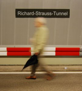 Fußgänger im Richard-Strauss-Tunnel
