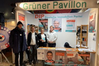 Wahlkampfauftakt am Stand der Deutschen Immobilienpartei (DIP) des AK ‚Junges Forum‘ auf dem Wintertollwood 2022.