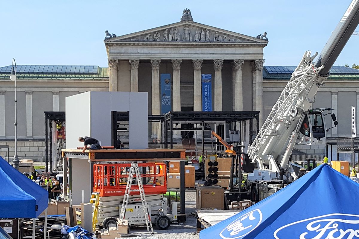 Aufbau Kunstarealfest mit Gerüsten und Pavillons mit der Glypptothek am Königsplatz im Hintergrund