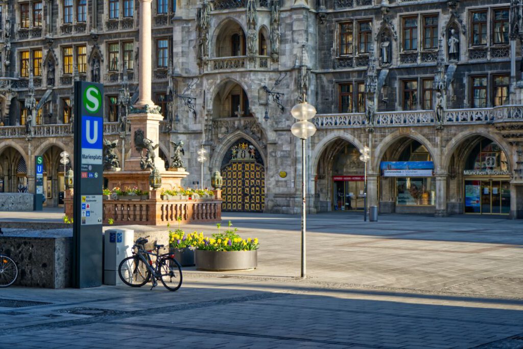 ÖPNV Schilder auf dem Marienplatz