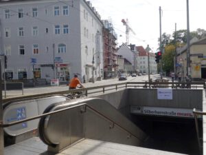 Geplanter Rückbau eines U-Bahn-Zugangs an der Silberhornstraße U-Bahnzugang am Tegernseer Platz