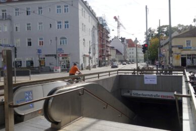 U-Bahnzugang am Tegernseer Platz