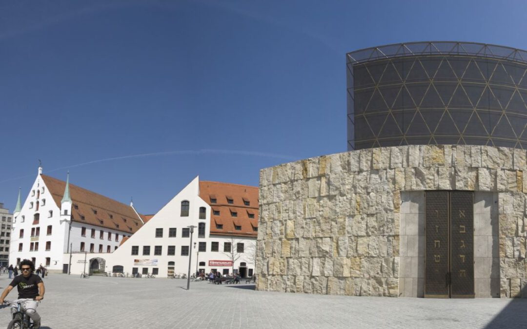 Der St.-Jakobs-Platz mit dem Münchner Stadtmuseum und der Synagoge Ohel Jakob