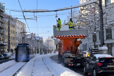 Betriebseinstellung bei Bus und Tram und ungenügende Schneeräumung Die Oberleitungen der Trambahn werden von Eis und Schnee befreit