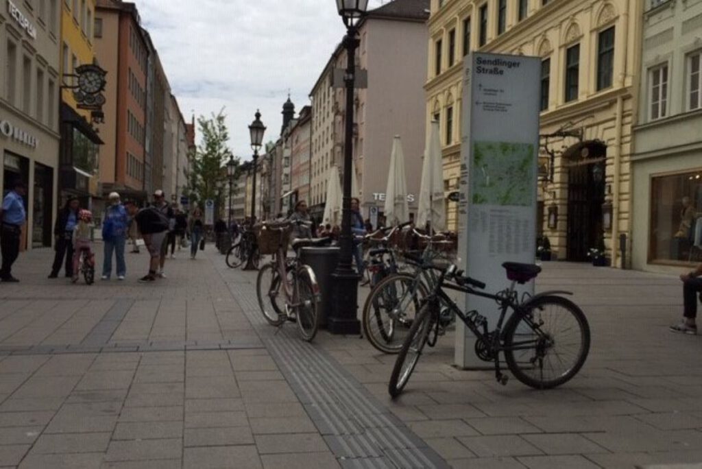 Leitstreifen für Blinde in der Fußgängerzone Sendlinger Straße – leider zugestellt von Fahrrädern © Gerda Palmer
