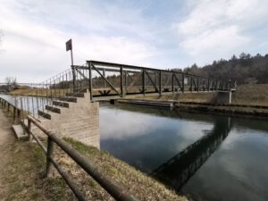 Sanierung der festen Wehrschwelle am Wehr Großhesselohe und Abbruch der stillgelegten Fischtreppe durch die LHSt München Steg Fußgänger südlich vom Wehr Großhesselohe über den Isarwerkkanal