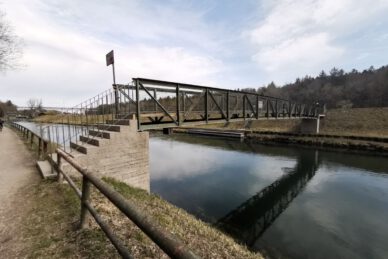 Steg Fußgänger südlich vom Wehr Großhesselohe über den Isarwerkkanal