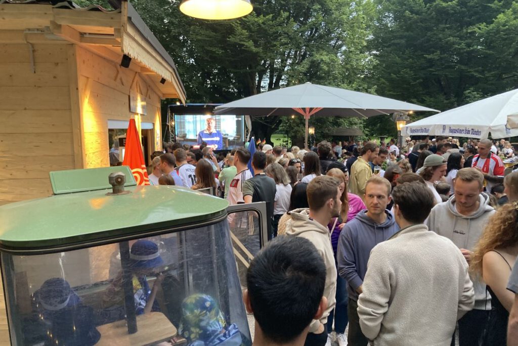 Public Viewing im Biergarten beim Eröffnungsspiel der Fußball-EM