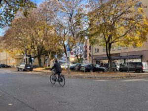 Beteiligungsprozess Schlotthauerplatz startet – Initiative Dialog am Birnbaum lädt Nachbarschaft ein Schlotthauerplatz