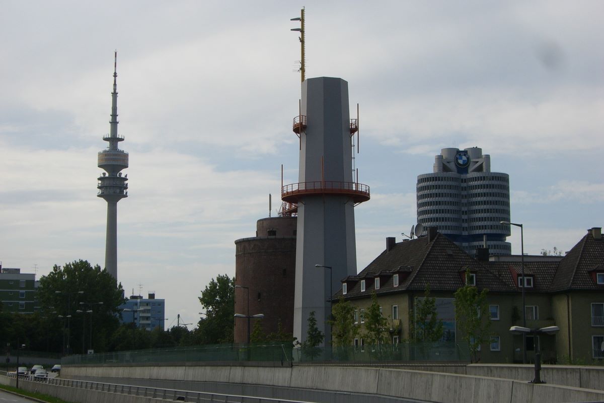 Milbertshofen Mittlerer Ring, Petuelring mit Olympiaturm und BMW Hochhaus