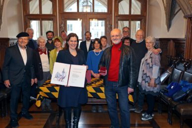 Bürgermeisterin Verena Dietl überreicht Franz Schiermeier die Medaille „München leuchtet“