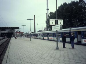 ÖPNV-Ausbau durch Olympia – Freistaat soll zeigen, wie wichtig ihm die Mobilitätswende ist Bahnhof Olympiastadion 1985