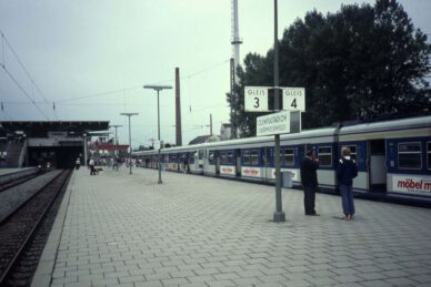 ÖPNV-Ausbau durch Olympia – Freistaat soll zeigen, wie wichtig ihm die Mobilitätswende ist Bahnhof Olympiastadion 1985