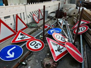 Die Hauptstrategie ist miteinander reden Verkehrsschilder auf einer Baustelle