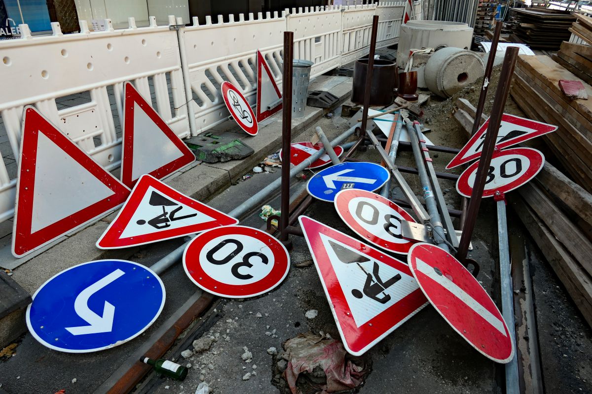 Verkehrsschilder auf einer Baustelle