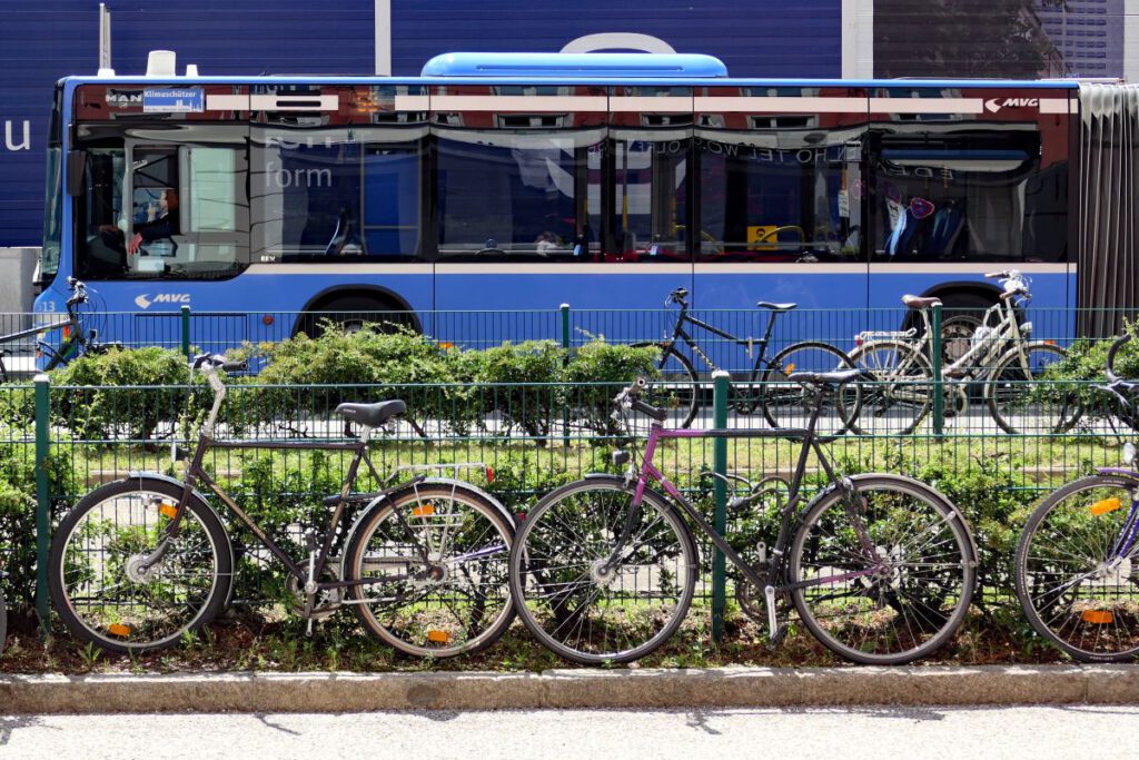 Fahrräder, Tram und Bus am Hauptbahnhof
