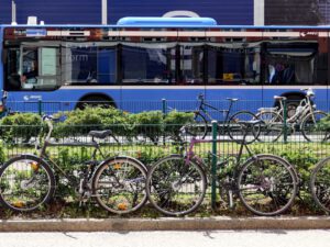 Fahrräder, Tram und Bus am Hauptbahnhof