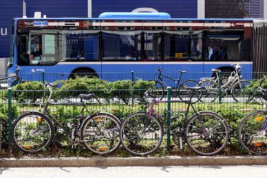 Fahrräder, Tram und Bus am Hauptbahnhof
