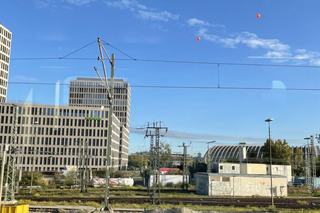 Ballonversuch zur Veranschaulichung der Hochhäuser an der Paketposthalle 2021