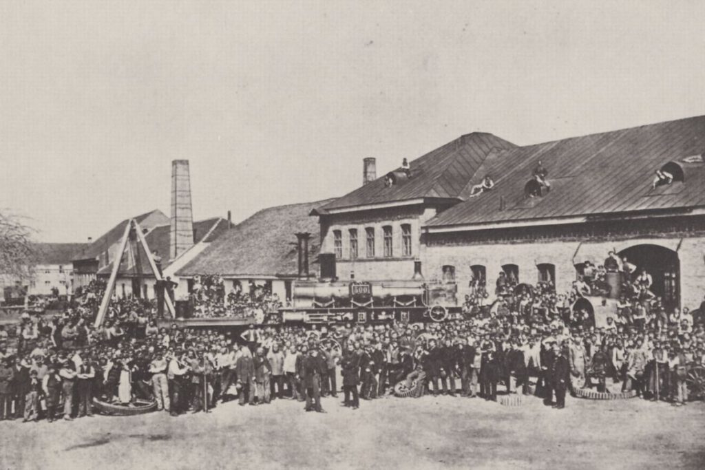 Die Belegschaft der Lokomotivfabrik Maffei in München mit der 500. Lokomotive eigener Produktion.