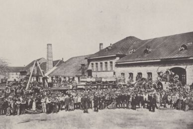 Die Belegschaft der Lokomotivfabrik Maffei in München mit der 500. Lokomotive eigener Produktion.