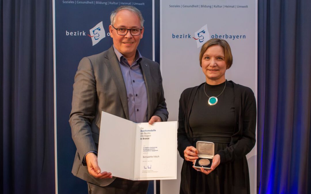 Bernadette Felsch – langjähriges Mitglied des Münchner Forums – erhält die Bezirksmedaille des Bezirks Oberbayern
