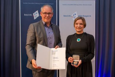 Bezirkstagspräsident Thomas Schwarzenberger überreicht die Auszeichnung an Bernadette Felsch