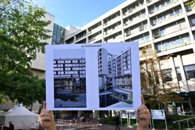 Zivilgesellschaft fordert transparente und gemeinwohlorientierte Lösung für das Strafjustizzentrum an der Nymphenburger Straße Schild "Aufschliessen" vor dem Strafjustizzentrum