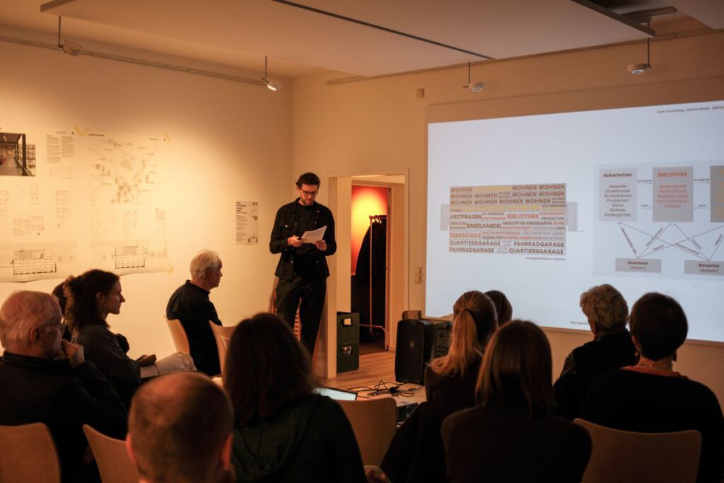 Philipp Dopfer präsentiert seine Arbeit