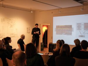 Philipp Dopfer präsentiert seine Arbeit