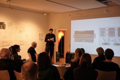 Philipp Dopfer präsentiert seine Arbeit