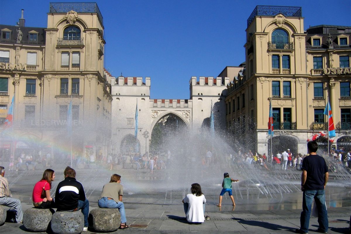 Stachus-Brunnen im Sommer