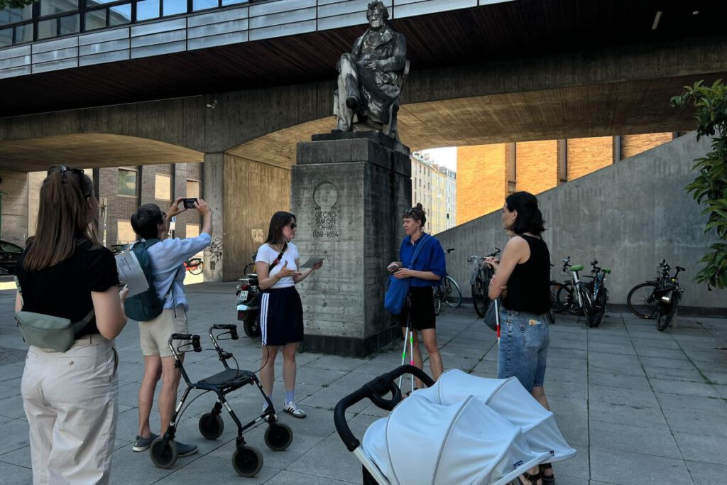 Die Teilnehmerinnen des Spaziergangs nehmen neue Perspektiven auf den öffentlichen Raum ein.